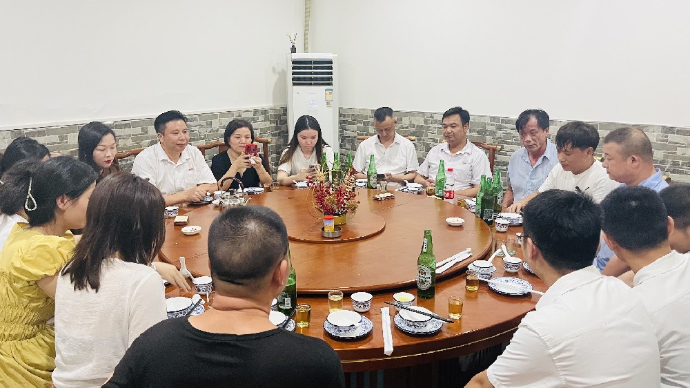 有酒有肉，不問(wèn)世事，滿(mǎn)心歡喜